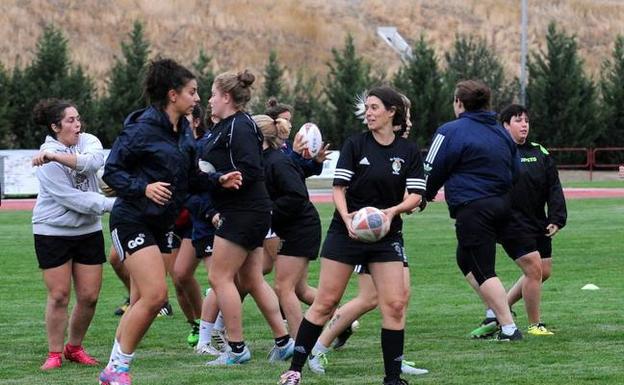 Las jugadoras del Autoconsa durante la primera sesión de entrenamiento de la temporada. 