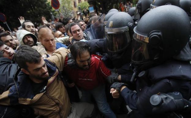 Cordón policial el pasado domingo durante el referéndum ilegal en Barcelona.