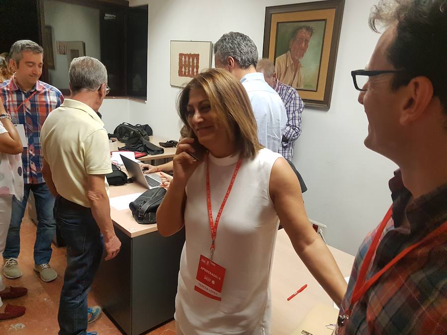 Teresa López celebra su victoria en las primarias del PSOE de Valladolid