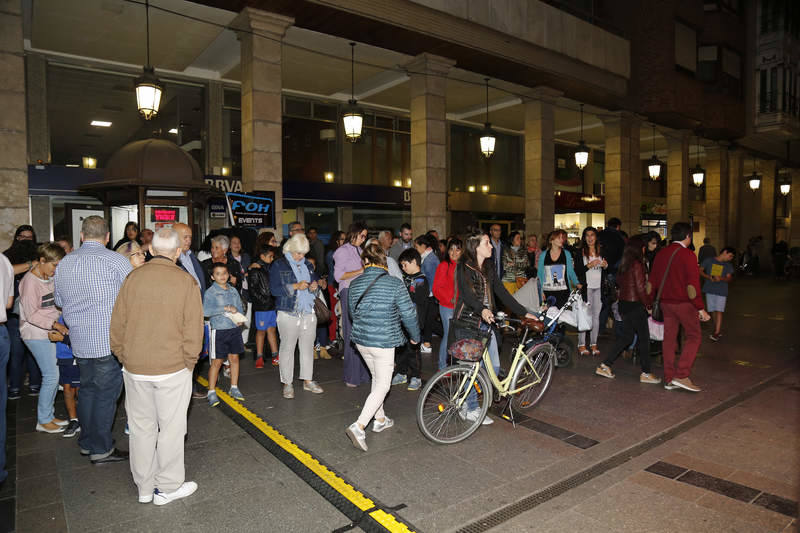 Las calles de la localidad se llenaron de consumidores que disfrutaron de la octava edición de la fiesta nocturna del comercio