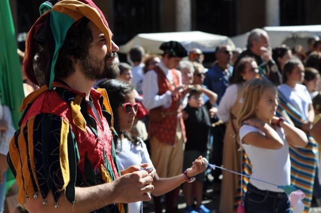 La artesanía llena Tordesillas con 150 puestos en un mercado medieval en el que se ha rendido homenaje a los 24 artesanos que desde el primer año de la iniciativa han acudido al municipio