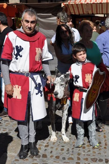 La artesanía llena Tordesillas con 150 puestos en un mercado medieval en el que se ha rendido homenaje a los 24 artesanos que desde el primer año de la iniciativa han acudido al municipio