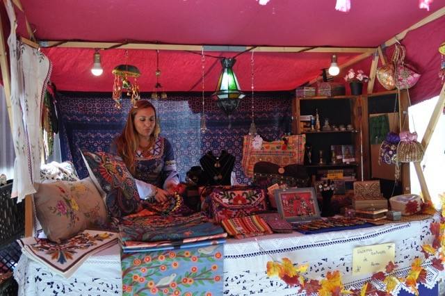 La artesanía llena Tordesillas con 150 puestos en un mercado medieval en el que se ha rendido homenaje a los 24 artesanos que desde el primer año de la iniciativa han acudido al municipio