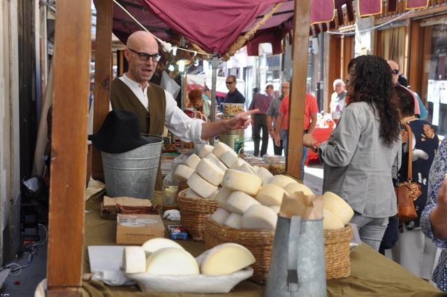 La artesanía llena Tordesillas con 150 puestos en un mercado medieval en el que se ha rendido homenaje a los 24 artesanos que desde el primer año de la iniciativa han acudido al municipio