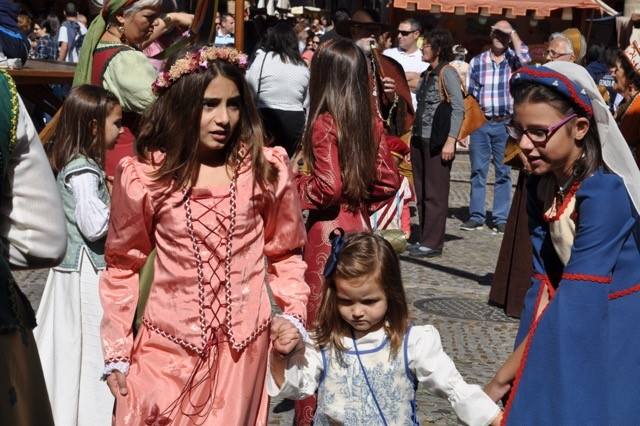 La artesanía llena Tordesillas con 150 puestos en un mercado medieval en el que se ha rendido homenaje a los 24 artesanos que desde el primer año de la iniciativa han acudido al municipio