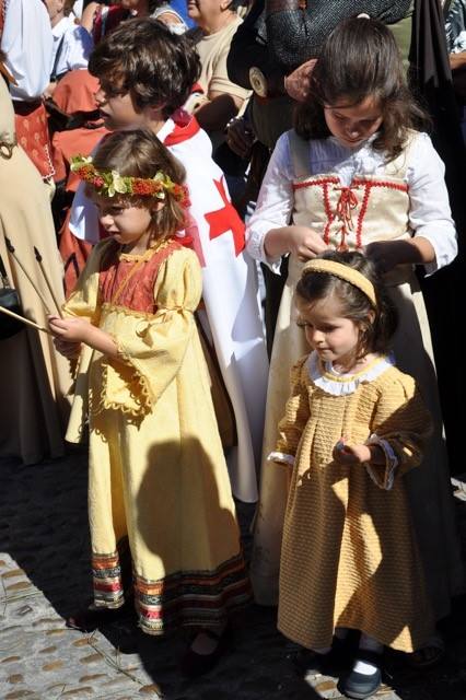 La artesanía llena Tordesillas con 150 puestos en un mercado medieval en el que se ha rendido homenaje a los 24 artesanos que desde el primer año de la iniciativa han acudido al municipio
