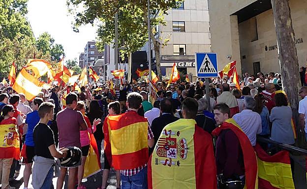 Grupo de personas con banderas de España. 