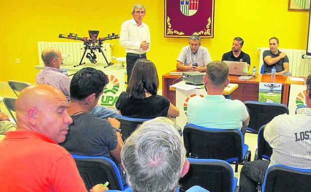 Asistentes a la jornada escuchan a uno de los ponentes. 