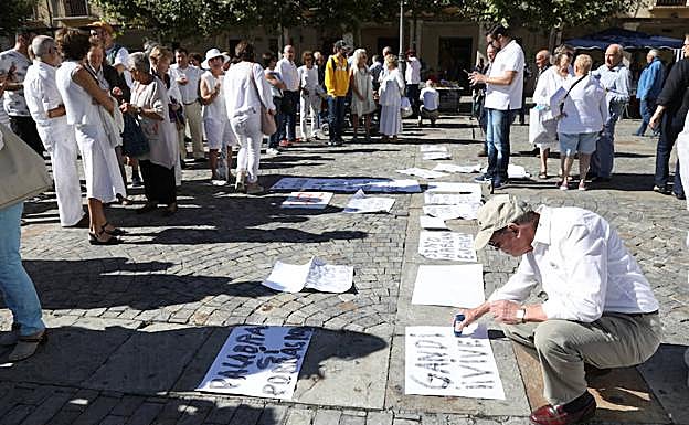 Concentración a favor del diálogo en la Plaza Mayor de Palencia.