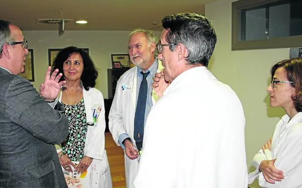 El delegado territorial, Javier López Escobar, charla con el equipo de Neurología del Hospital de Segovia. 