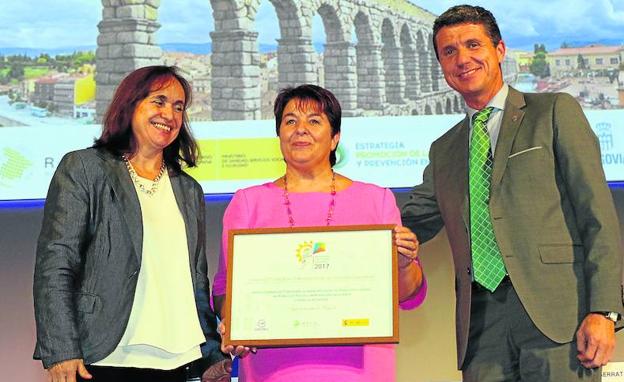 La alcaldesa de Segovia, Clara Luquero, muestra el diploma del premio de calidad, recibido ayer en IE University. 