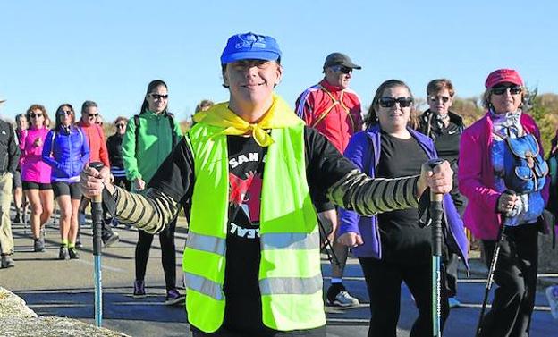 Participantes en la marcha, durante el recorrido. :