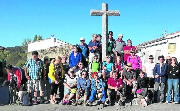 Unas cuarenta personas participaron ayer en la marcha arriera desde Valverde de Valdelacasa hasta Valdefuentes de Sangusín.