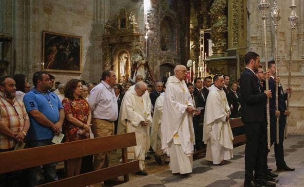 Momentos previos al inicio de la eucaristía, en San Esteban. :