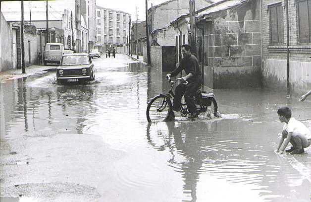 Inundaciones en la calle Puente la Reina en los años 60.