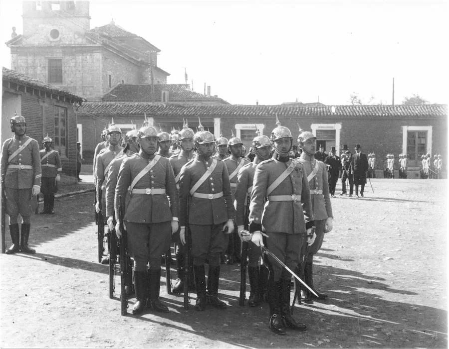 Soldados en el interior de la Academia de Caballería en 1925.