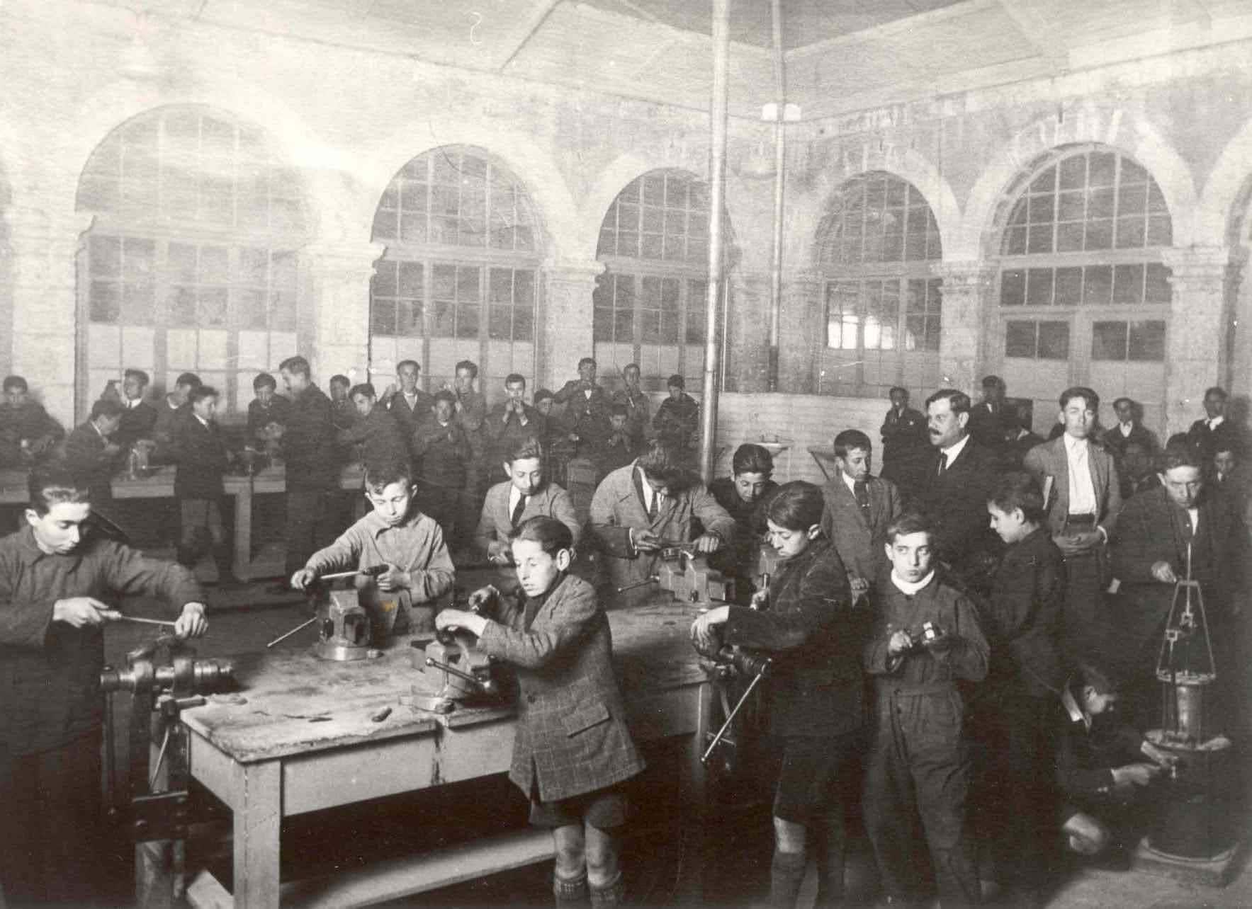 Instalaciones de la Escuela Industrial y de Artes y Oficios en 1913 en la Hospedería del Colegio Santa Cruz.