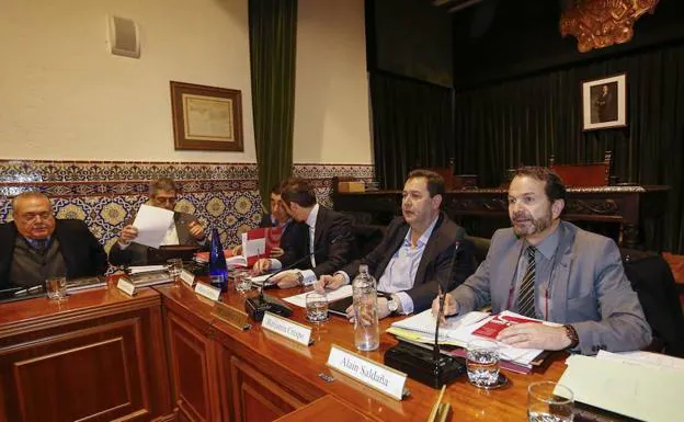 Benjamín Crespo, presidente de la Camara de Comercio, segundo por la derecha, durante un pleno.