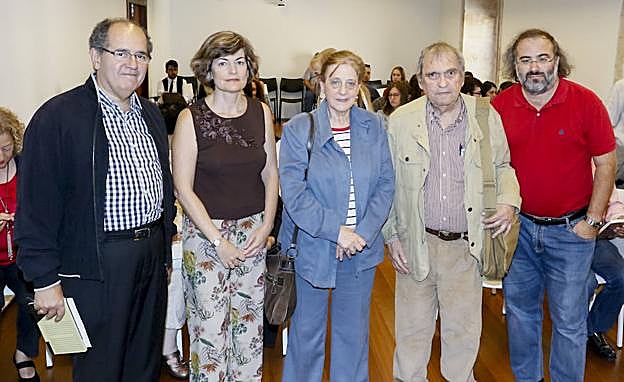 Cadenas posa junto a los organizadores de las jornadas. 