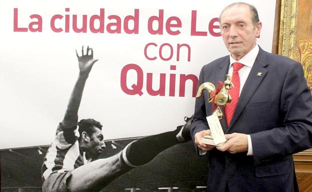 Enrique Castro 'Quini', con el 'Gallo de San Isidoro'.