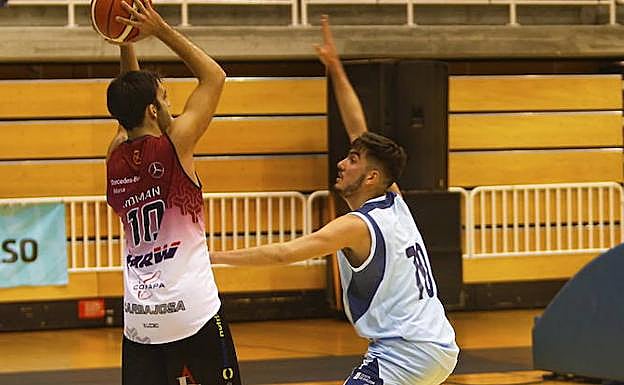 Gabriel Román, con el balón ayer en Lugo.