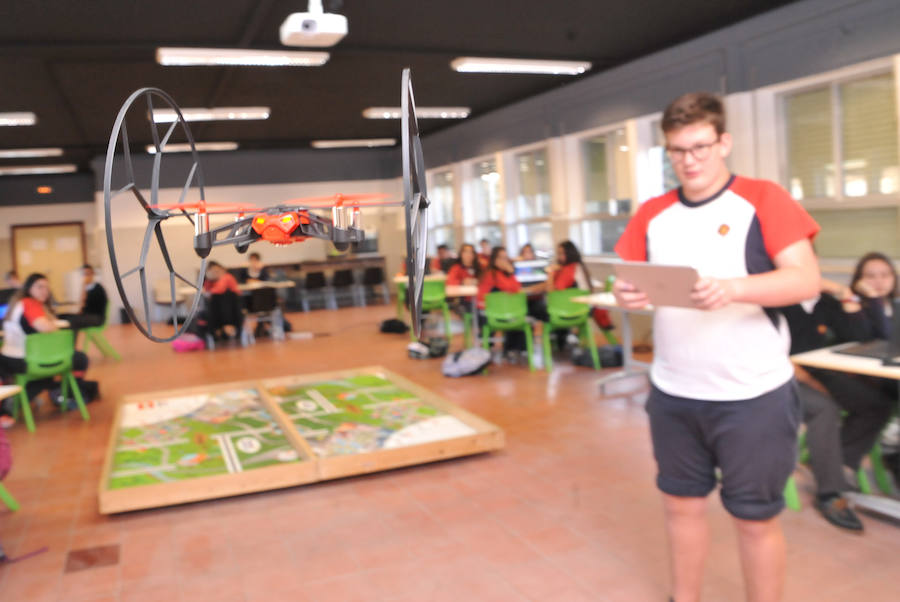 Un alumno maneja un dron en la clase de Robótica, Programación y 3D en el instituto Cristo Rey.