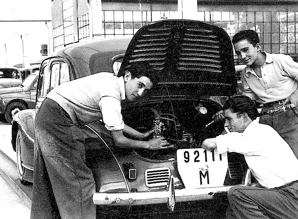 Trabajadores de Fasa posan junto a un 4-4 (1953).