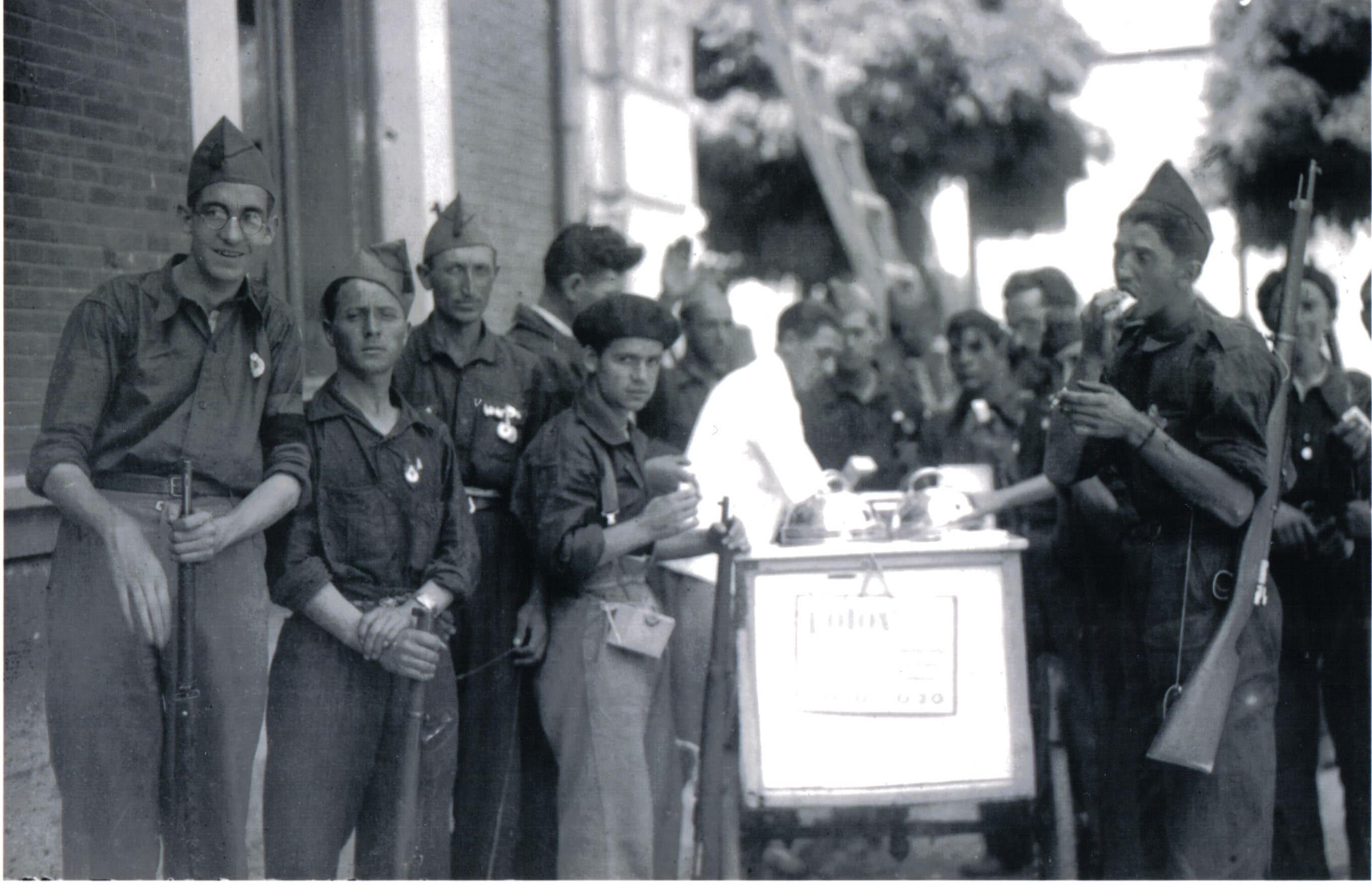 Voluntarios falangistas de Valladolid se avituallan en los primeros días de la Guerra Civil en julio de 1936.