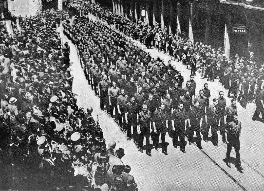 Desfile falangista en recuerdo a Onésimo Redondo en junio de 1941.