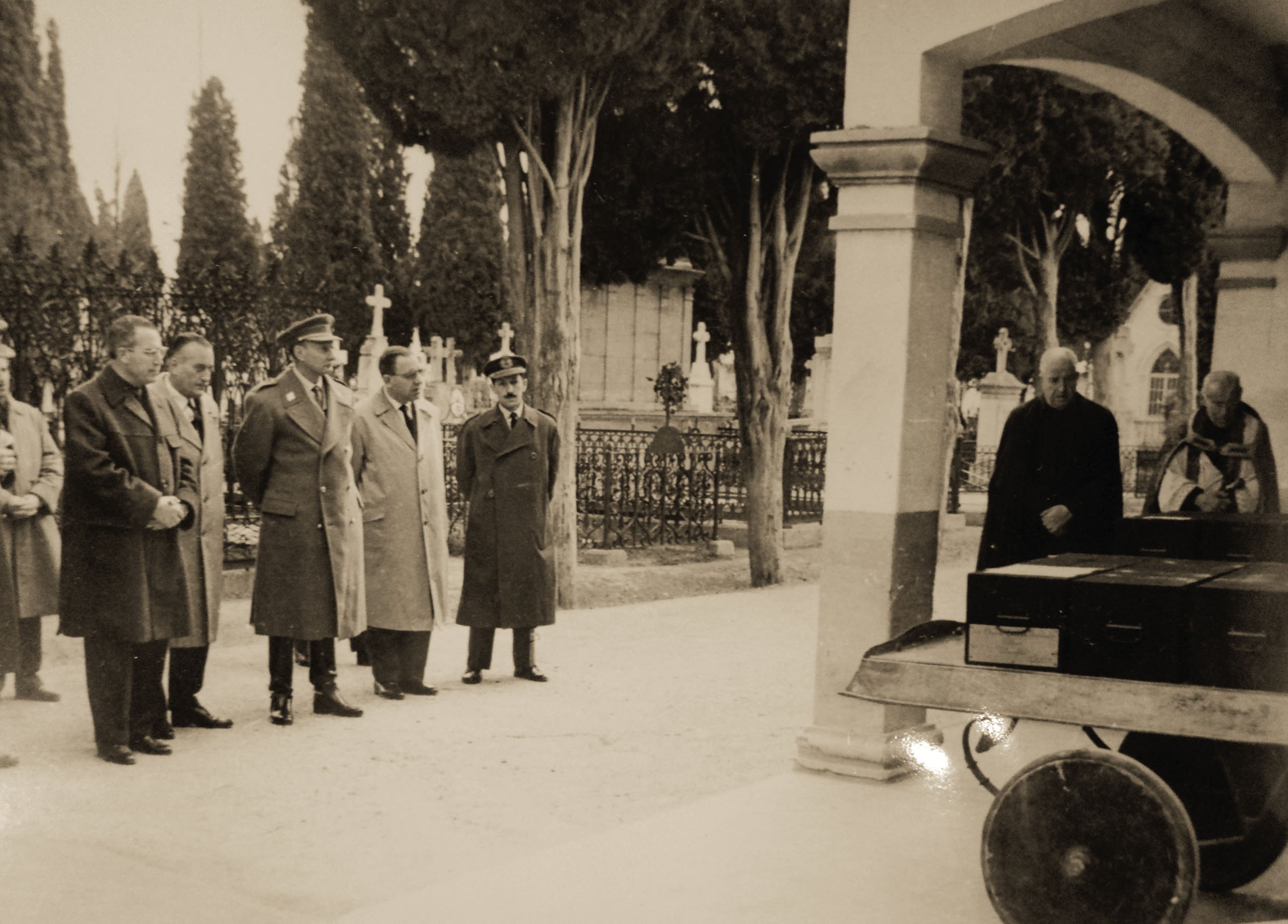 Misa celebrada en el cementerio ante los féretros de los 11 caídos en la Guerra Civil antes de su traslado al Valle de los Caídos.