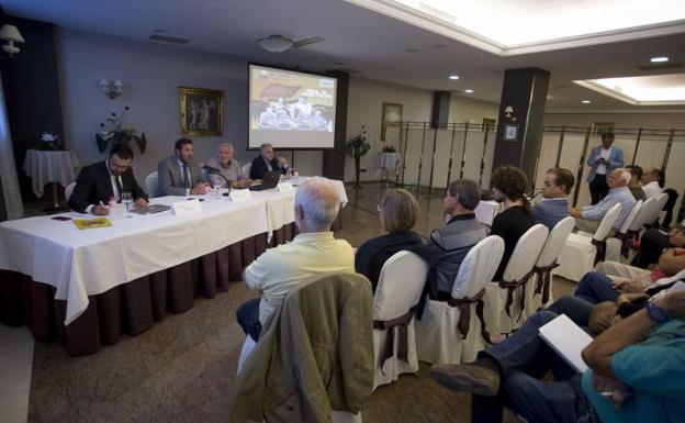 Óscar Puente, entre Alberto Nieto (izda) y Juan Antonio Cabrero.