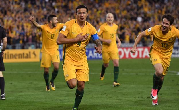 Cahill celebra el segundo gol de Australia. 
