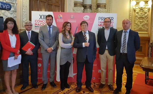 Luis Calderón, vicepresidente de la Diputación de Palencia, a la derecha, en la presentación en Valladolid. 