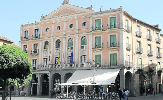 Fachada del Teatro Juan Bravo, en la Plaza Mayor de Segovia. 