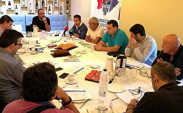 Agustín Cuenca y directivos de la Segoviana explican a los medios los datos del número de abonados.