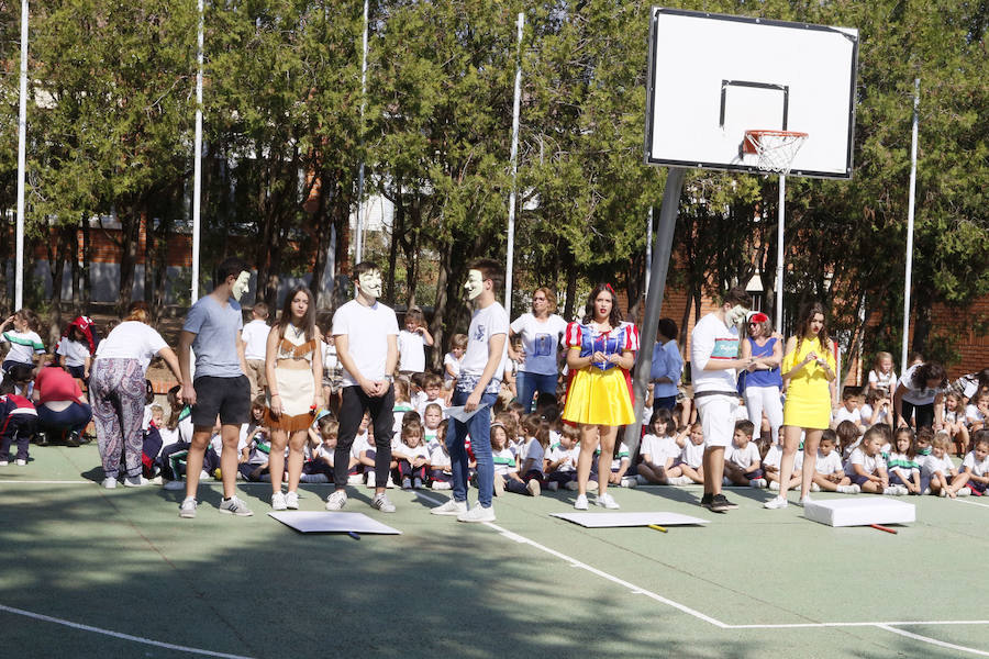 Los actos comenzaron con el tradicional pregón de apertura a cargo de los alumnos de segundo de Bachillerato.
