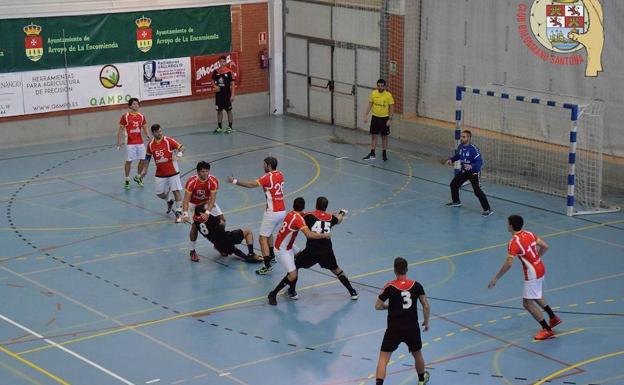 Acción defensiva del Gerovida Balonmano Arroyo. 