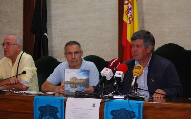 Alejo Riñones muestra el libro que se regalará junto a José Gómez y Fernando Fernández. 