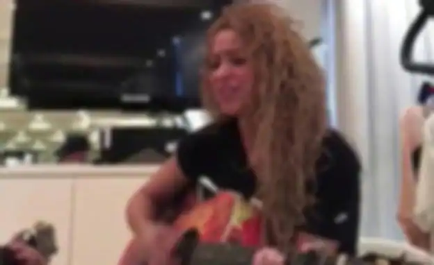 Shakira, en el momento que canta a Piqué. 