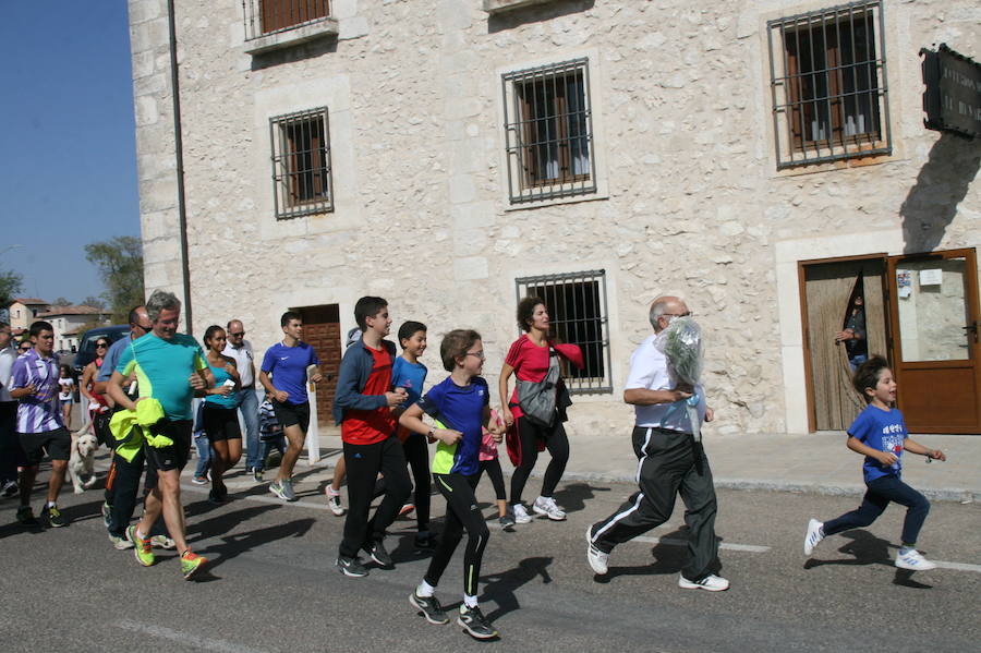 50 atletas han disputado la 59 edición de la Carrera al Henar, un recorrido de 48 kilómetros entre Valladolid y el Santuario de Nuestra Señora del Henar (Segovia) para portar un ramo de flores que se ofreció a los pies de la Virgen.