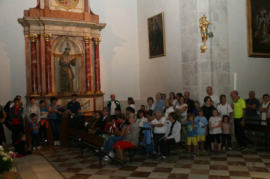 50 atletas han disputado la 59 edición de la Carrera al Henar, un recorrido de 48 kilómetros entre Valladolid y el Santuario de Nuestra Señora del Henar (Segovia) para portar un ramo de flores que se ofreció a los pies de la Virgen.