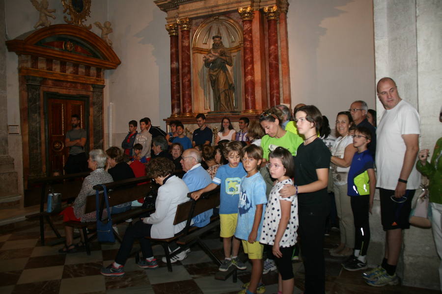 50 atletas han disputado la 59 edición de la Carrera al Henar, un recorrido de 48 kilómetros entre Valladolid y el Santuario de Nuestra Señora del Henar (Segovia) para portar un ramo de flores que se ofreció a los pies de la Virgen.