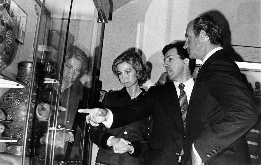 En los actos conmemorativos del Doce de Octubre de 1980, don Juan Carlos y doña Sofía inauguraron una exposición sobre la imprenta en Iberoamérica en la Casa de Colon; participaron en un acto académico en la Universidad e inauguraron el Museo Oriental 
