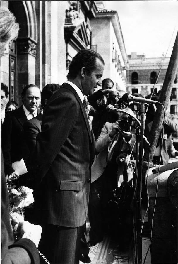 En los actos conmemorativos del Doce de Octubre de 1980, don Juan Carlos y doña Sofía inauguraron una exposición sobre la imprenta en Iberoamérica en la Casa de Colon; participaron en un acto académico en la Universidad e inauguraron el Museo Oriental 