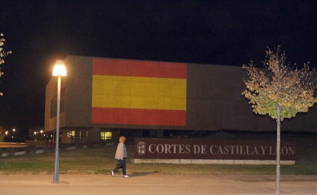 Las Cortes con la bandera de España..