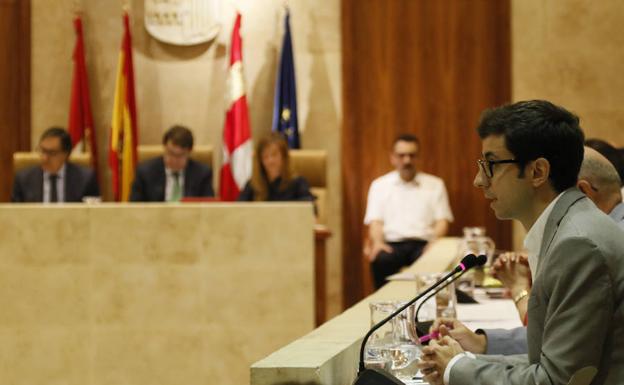 El portavoz socialista José Luis Mateos en un pleno municipal, con el alcalde en la tribuna del fondo.