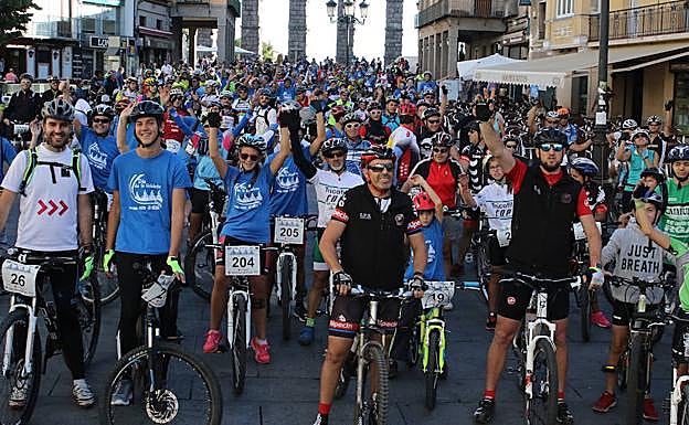 Los participantes en la Marcha del Día de la Bicicleta circulan por la avenida del Acueducto. 