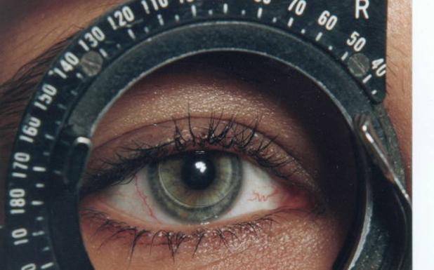 Mujer joven que usa lentillas haciéndose la revisión de los ojos. 
