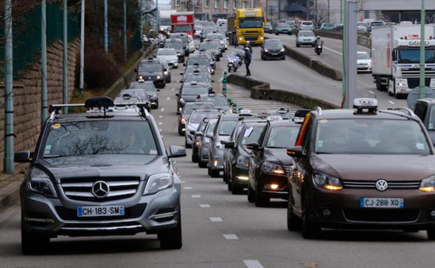 París pretende eliminar la circulación de coches diésel en 2024 y de gasolina en 2030