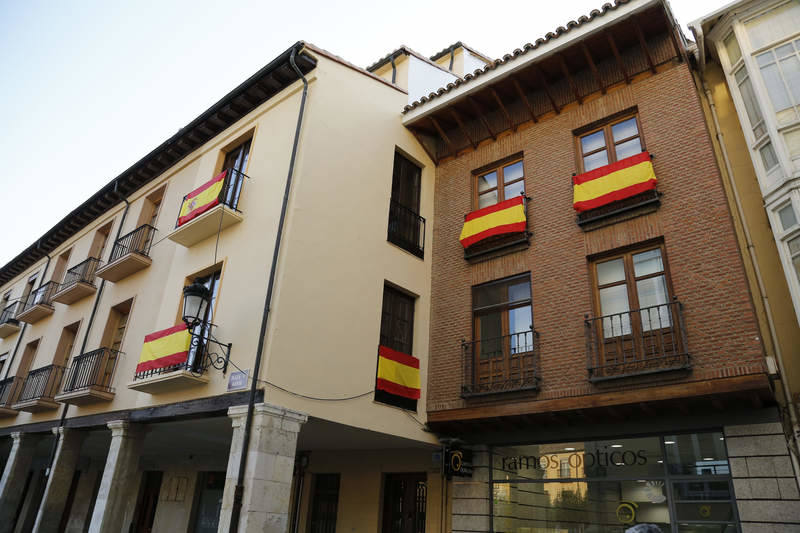 Banderas en los balcones de Palencia